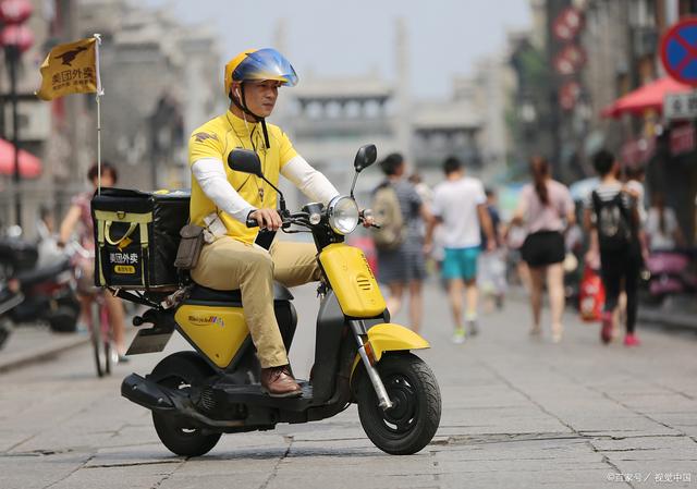 杭州熊导航报道：成都一名女生穿背心加小开衫取外卖，因没穿内衣遭外卖骑手的骚扰
