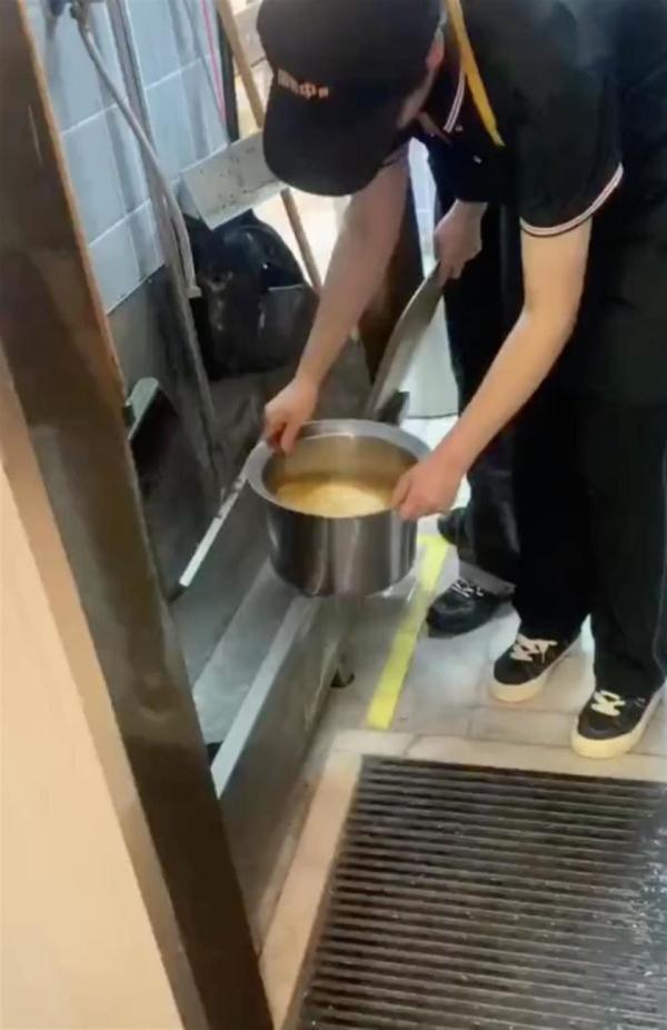 温州一餐馆在洗拖把池接自来水勾兑橙汁！田野中餐厅致歉，市监介入