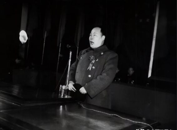 威武底线：陈毅市长如何妙手处理1949上海解放入城仪式上外国人横行一事